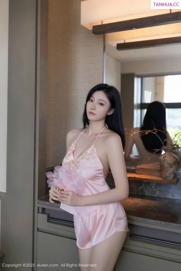 安然Maleah  [XiuRen]高清写真图 2025.11.18 No.11002 安然anran 粉色吊带第2张图片